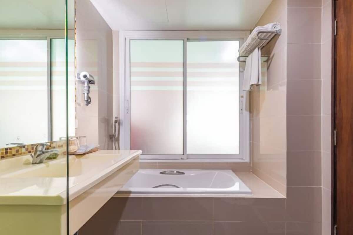 Combined shower/bathtub, free toiletries, hair dryer, slippers