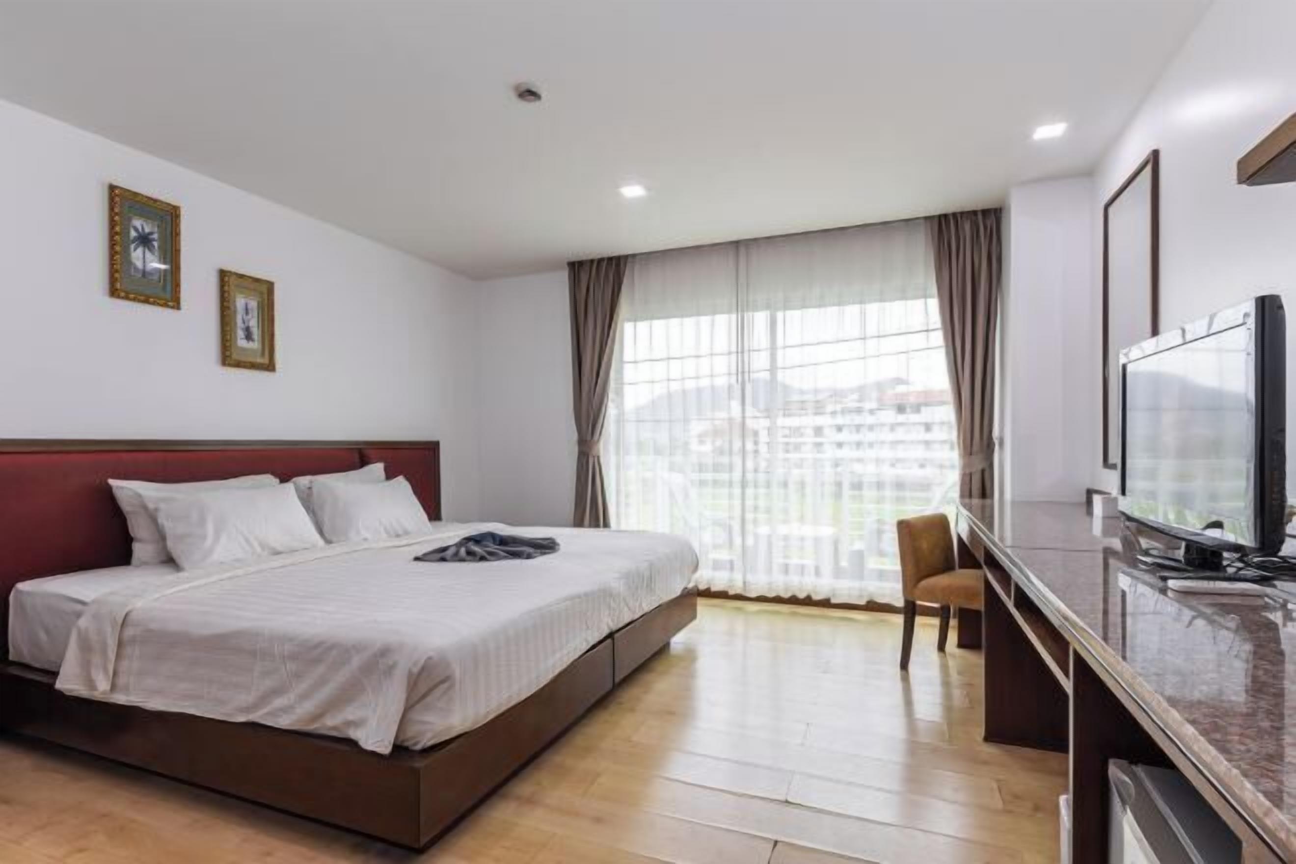 Een kluis op de kamer, een bureau, een laptopwerkplek