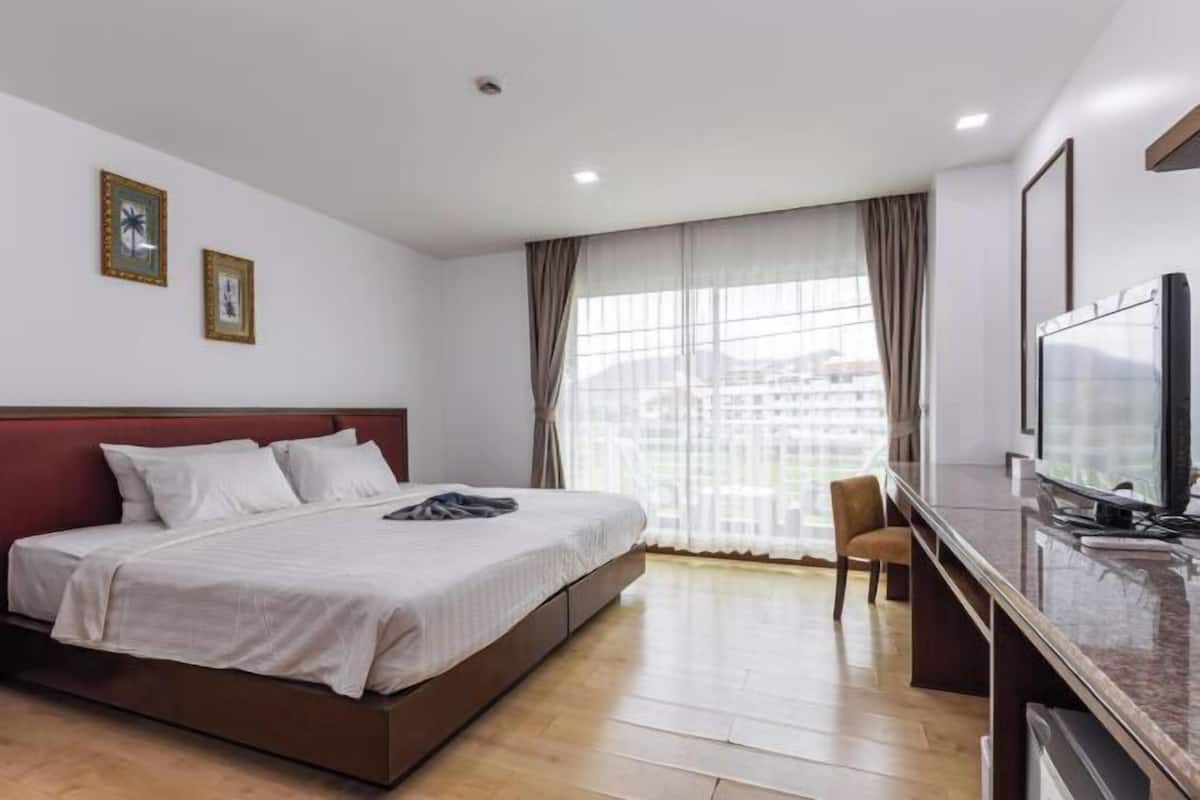 Brankas, meja kerja, ruang kerja ramah laptop, dan tirai kedap cahaya