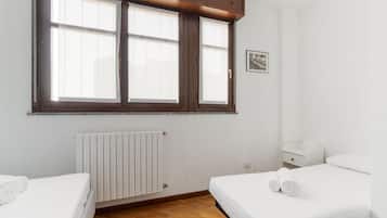 1 soverom og strykejern/-brett