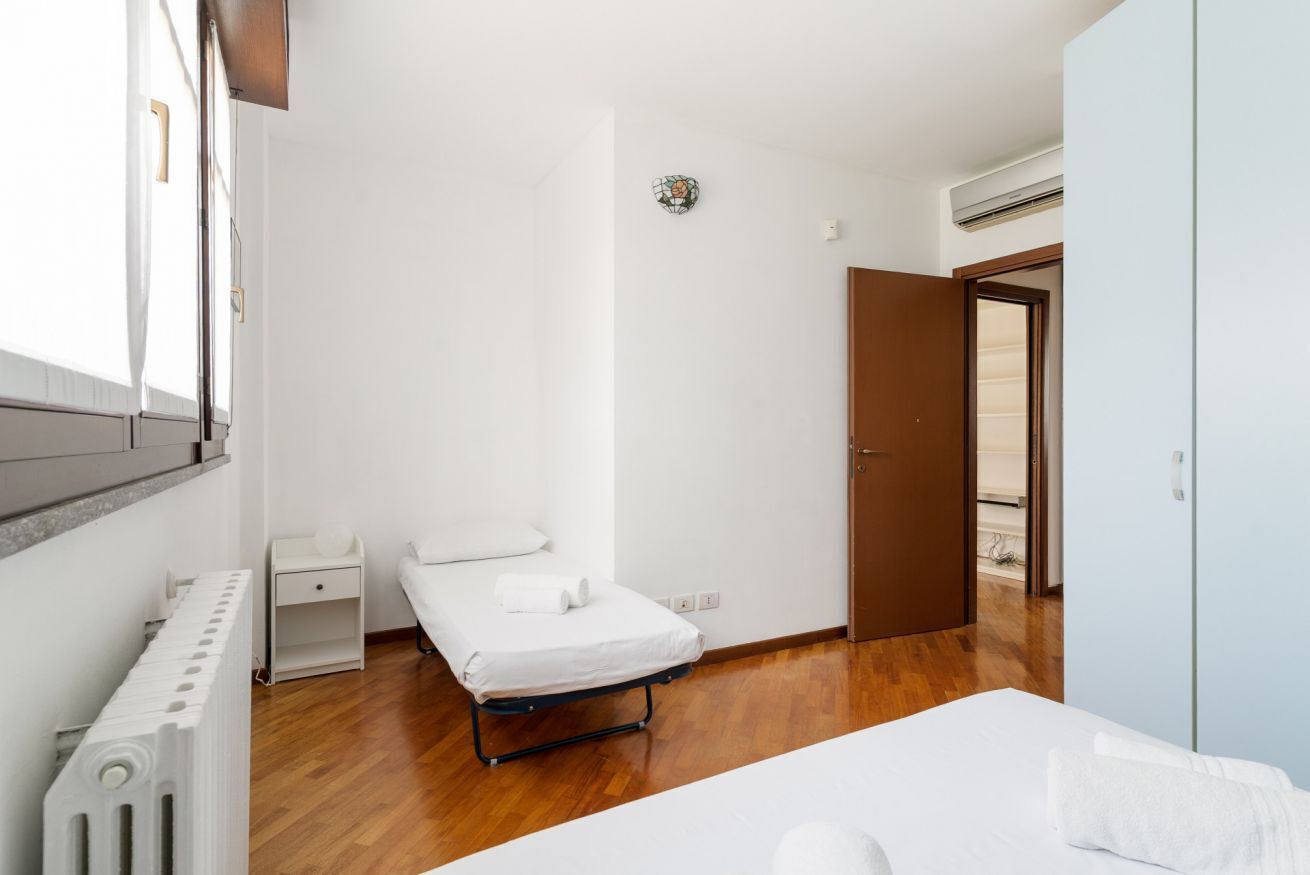 1 chambre, fer et planche à repasser