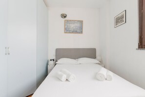 1 chambre, fer et planche à repasser