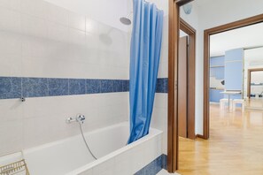 Hårtørrer, bidet, håndklæder, Toiletpapir