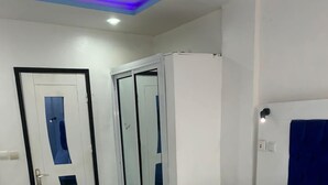 Una habitación de hotel con una cama, un escritorio y un armario.