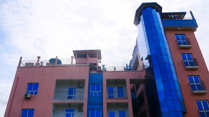 Un edificio de varios pisos con balcones y ventanas.