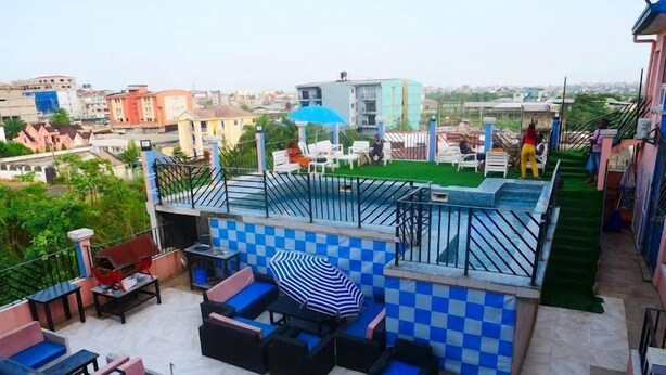 Terraza en la azotea con suelo a cuadros, mobiliario exterior y zona de piscina.