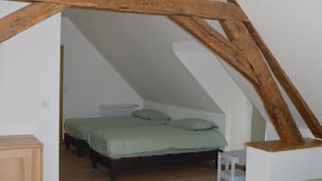 Brankas, meja kerja, setrika/meja setrika, dan Wi-Fi gratis