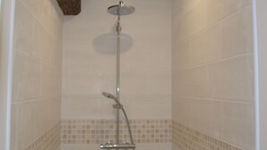 ヘアドライヤー、タオル、石鹸、トイレットペーパー