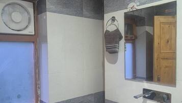 Standard Single Room, 1 King Bed, Balcony, Mountain View | Bathroom | Shower, free toiletries, hair dryer, towels