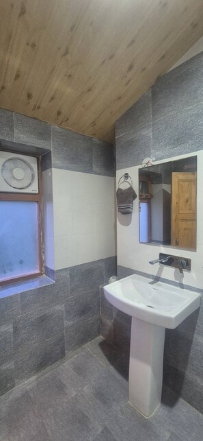 Standard Single Room, 1 King Bed, Balcony, Mountain View | Bathroom