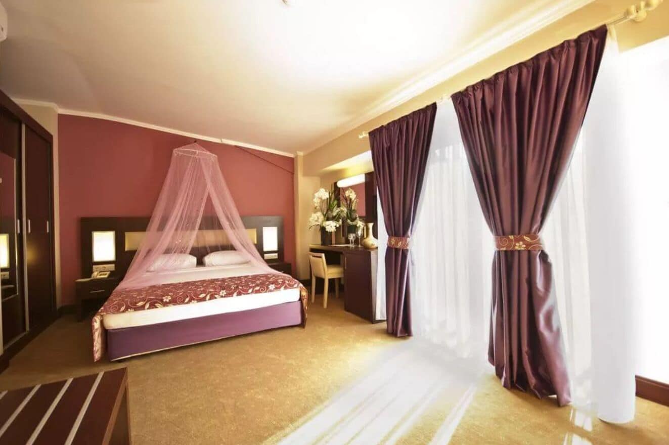 Deluxe Room | Minibar, free cots/infant beds, bed sheets, wheelchair access