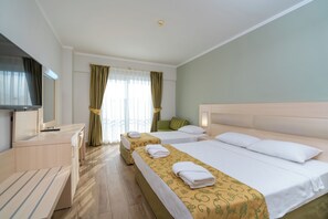 Minibar, tempat tidur bayi gratis, dan Wi-Fi (biaya tambahan)