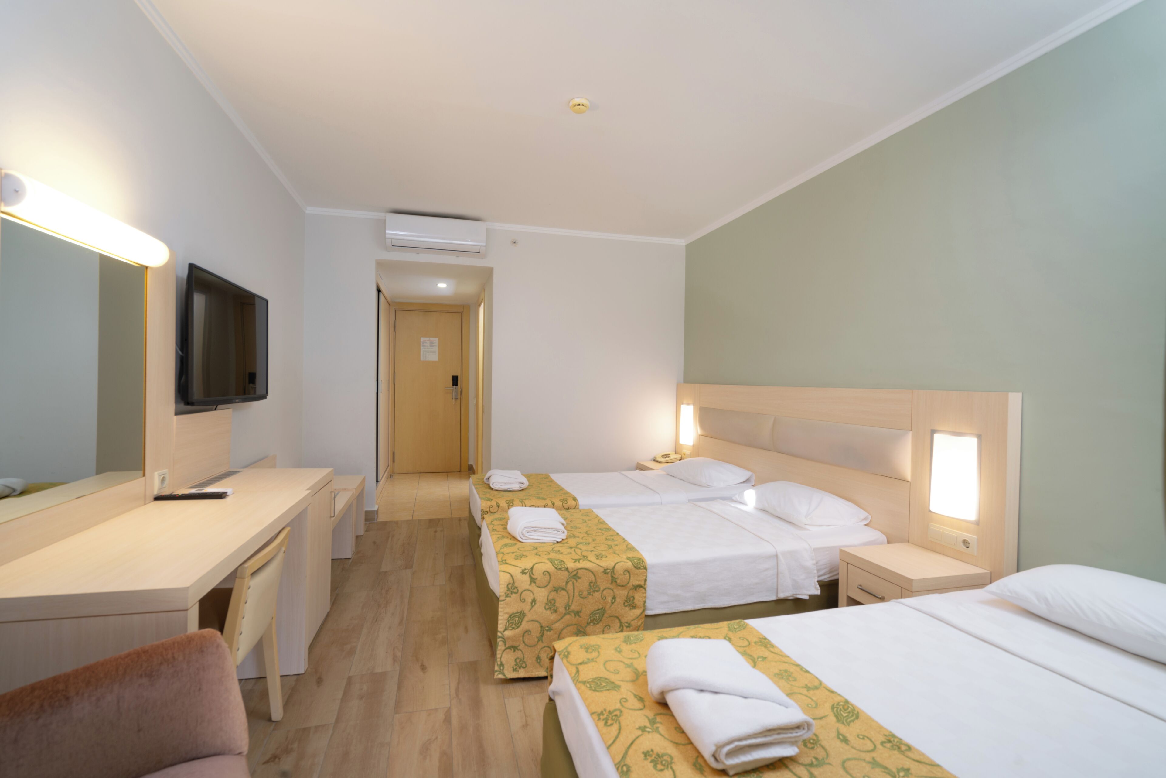 Een minibar, gratis babybedden, wifi (toeslag), beddengoed