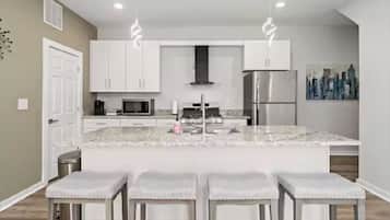 Four à micro-ondes, un four, surface de cuisson, lave-vaisselle