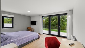 6 bedrooms, iron/ironing board, WiFi, bed sheets