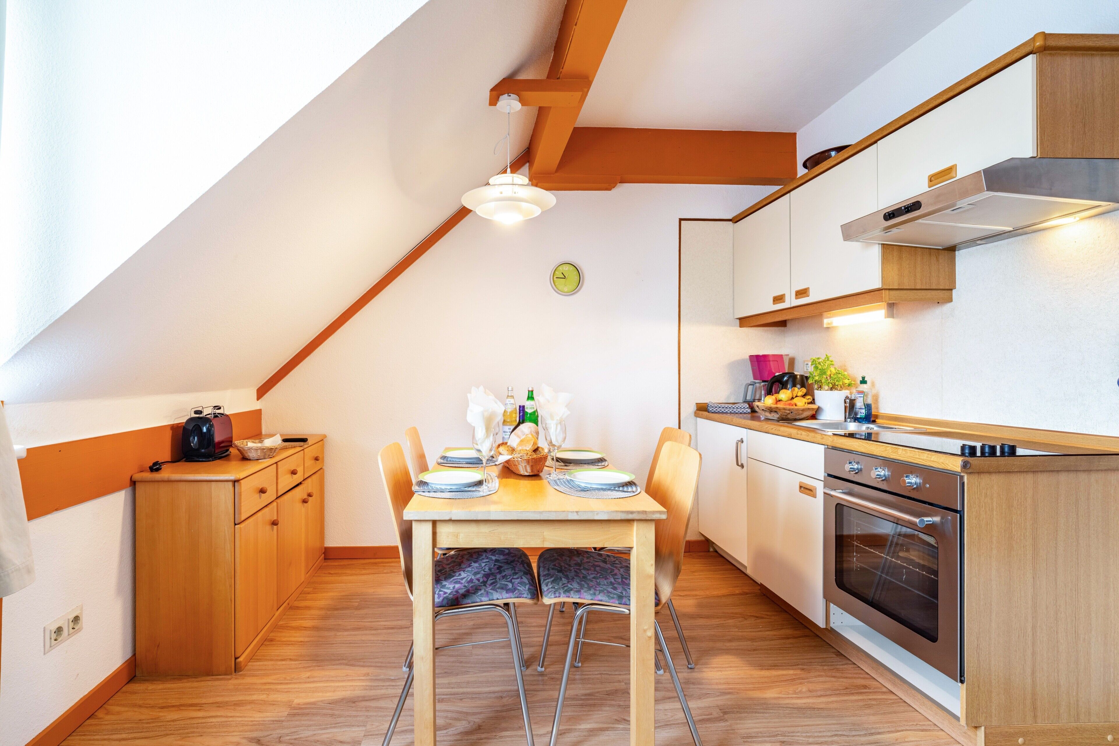 Køleskab, ovn, kogeplade, kaffe-/temaskine