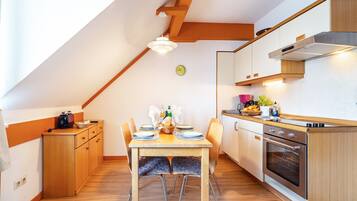 Køleskab, ovn, kogeplade, kaffe-/temaskine