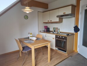Fridge, oven, stovetop, coffee/tea maker