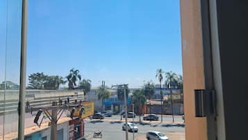 Quarto casal, vista para a cidade | Escrivaninha, Wi-Fi de cortesia