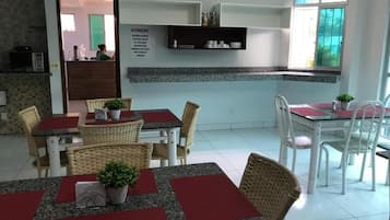 Café da manhã completo grátis todos os dias