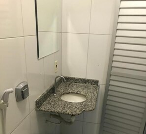 Deluxe-Vierbettzimmer, Stadtblick | Badezimmer