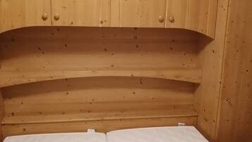 1 bedroom, bed sheets