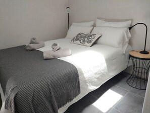 Iron/ironing board, WiFi, bed sheets
