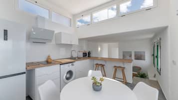 Réfrigérateur, micro-ondes, plaque de cuisson, cafetiÚre/bouilloire