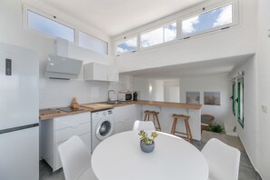 Een koelkast, een magnetron, een kookplaat