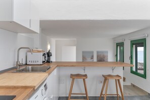 Een koelkast, een magnetron, een kookplaat