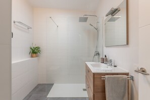 Shower, hair dryer, towels