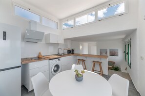 Refrigerador, microondas, parrilla de estufa y cafetera y tetera