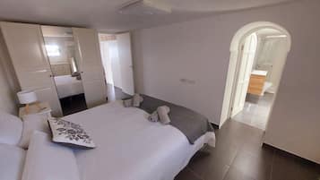 2 chambres, fer et planche à repasser, Wi-Fi, draps fournis