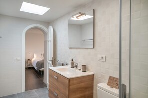 A modern bathroom with a wooden vanity, a large mirror, and a toilet. - Holiday Home 'Callao 2' with Sea View, Wi-Fi and Air Conditioning (Playa Quemada)