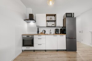 Kühlschrank, Mikrowelle, Ofen, Herdplatte