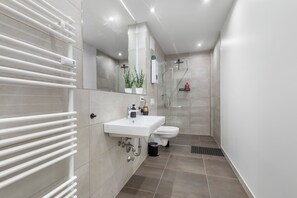 Douche, sèche-cheveux, serviettes fournies, savon