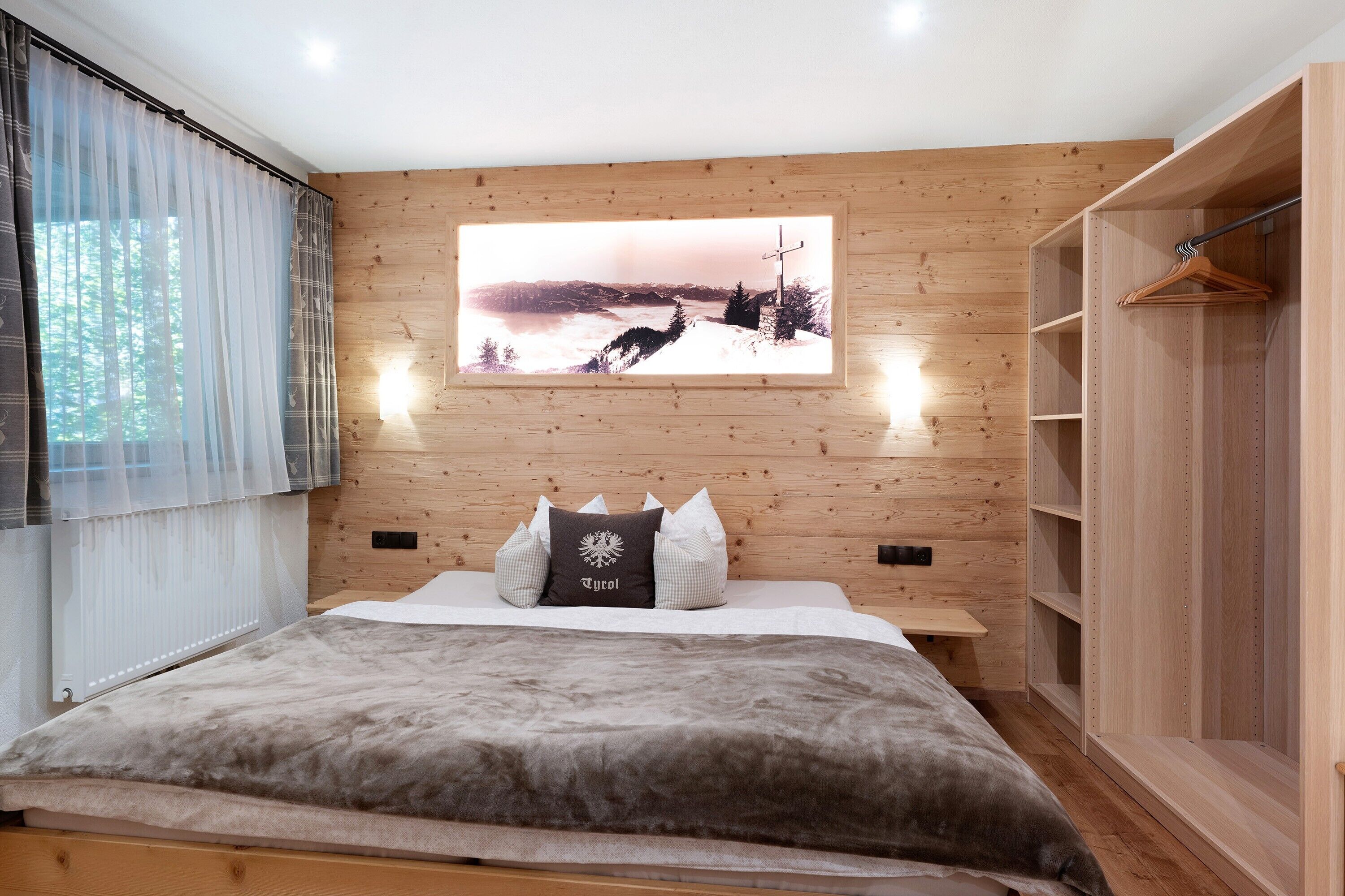 5 bedrooms, WiFi, bed sheets