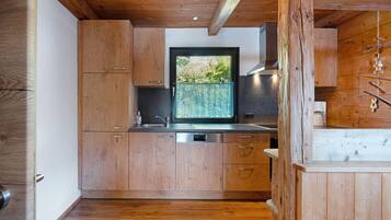 Fridge, oven, stovetop, dishwasher