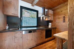 Frigorífico, horno, placa de cocina y lavavajillas