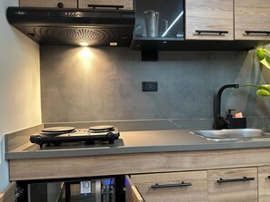 Microondas, cafetera/tetera, tostadora, utensilios de cocina