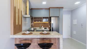 Eenvoudig appartement | Privékeuken | Kookgerei, borden en bestek