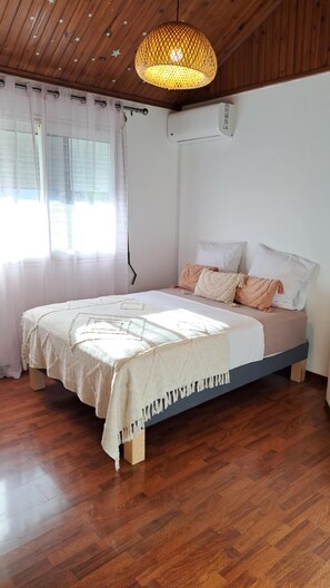 4 bedrooms, iron/ironing board, WiFi, bed sheets