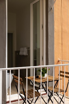 Outdoor dining - Cozy urban retreat 3' from Metro Amedeo - Riviera Collection (Napoli)