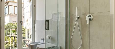 Dusche, Haartrockner, Bidet, Handtücher