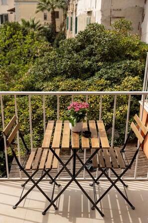 Outdoor dining - Cozy urban retreat 3' from Metro Amedeo - Riviera Collection (Napoli)