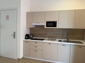 Microwave, stovetop - Cozy urban retreat 3' from Metro Amedeo - Riviera Collection (Napoli)