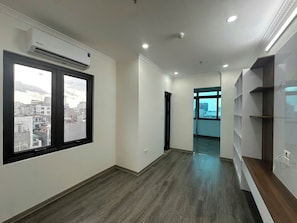 Apartamento familiar | Espacio para trabajar con un portátil y cortinas opacas