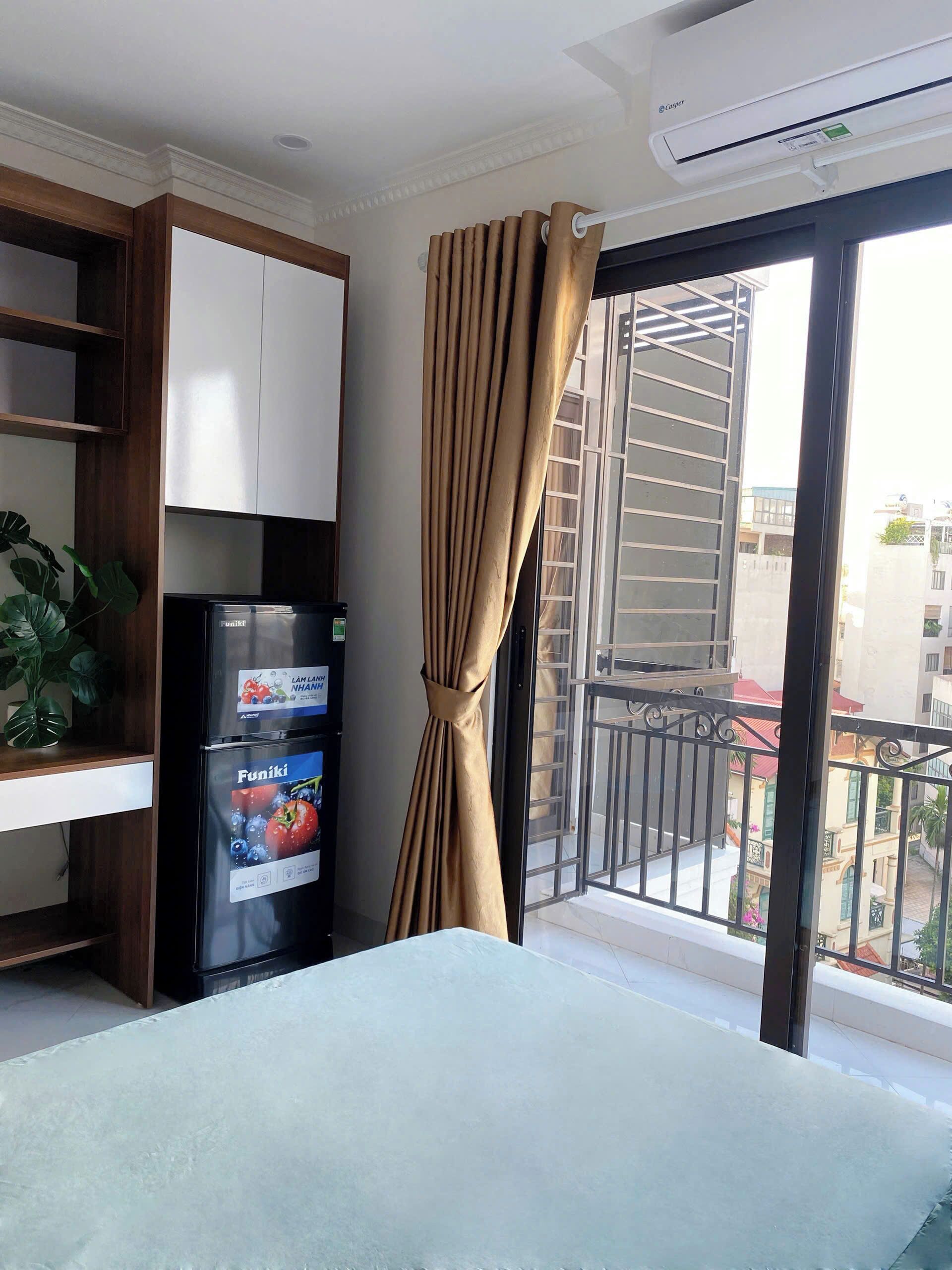 Espacio para trabajar con laptop y cortinas blackout 