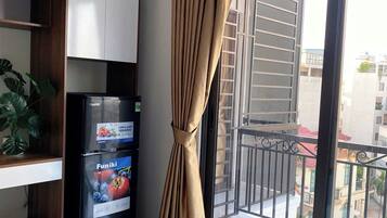 Espacio para trabajar con laptop y cortinas blackout