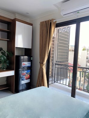 Studio, balcon | Espace de travail pour ordinateur portable, rideaux occultants